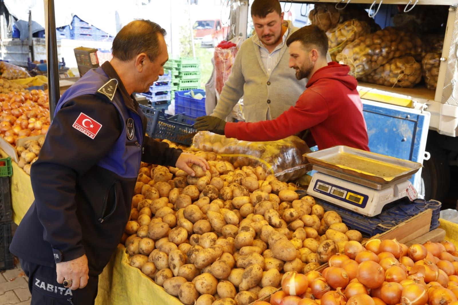 İlkadım Belediyesi, vatandaşların yoğun ilgi gösterdiği halk pazarlarında denetim ve