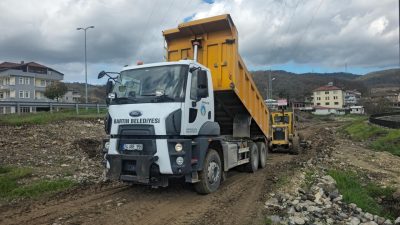 Bartın Belediyesi ekipleri, kent genelinde sürdürdüğü altyapı ve yol iyileştirme