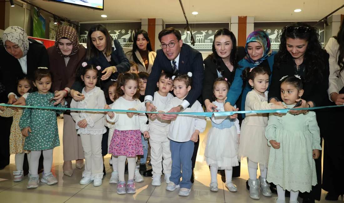 Minik Ellerden Sanata Renkli Dokunuş Tokat Belediyesi Çocuk Gündüz Bakımevi öğrencileri tarafından hazırlanan Ebru Sergisi,