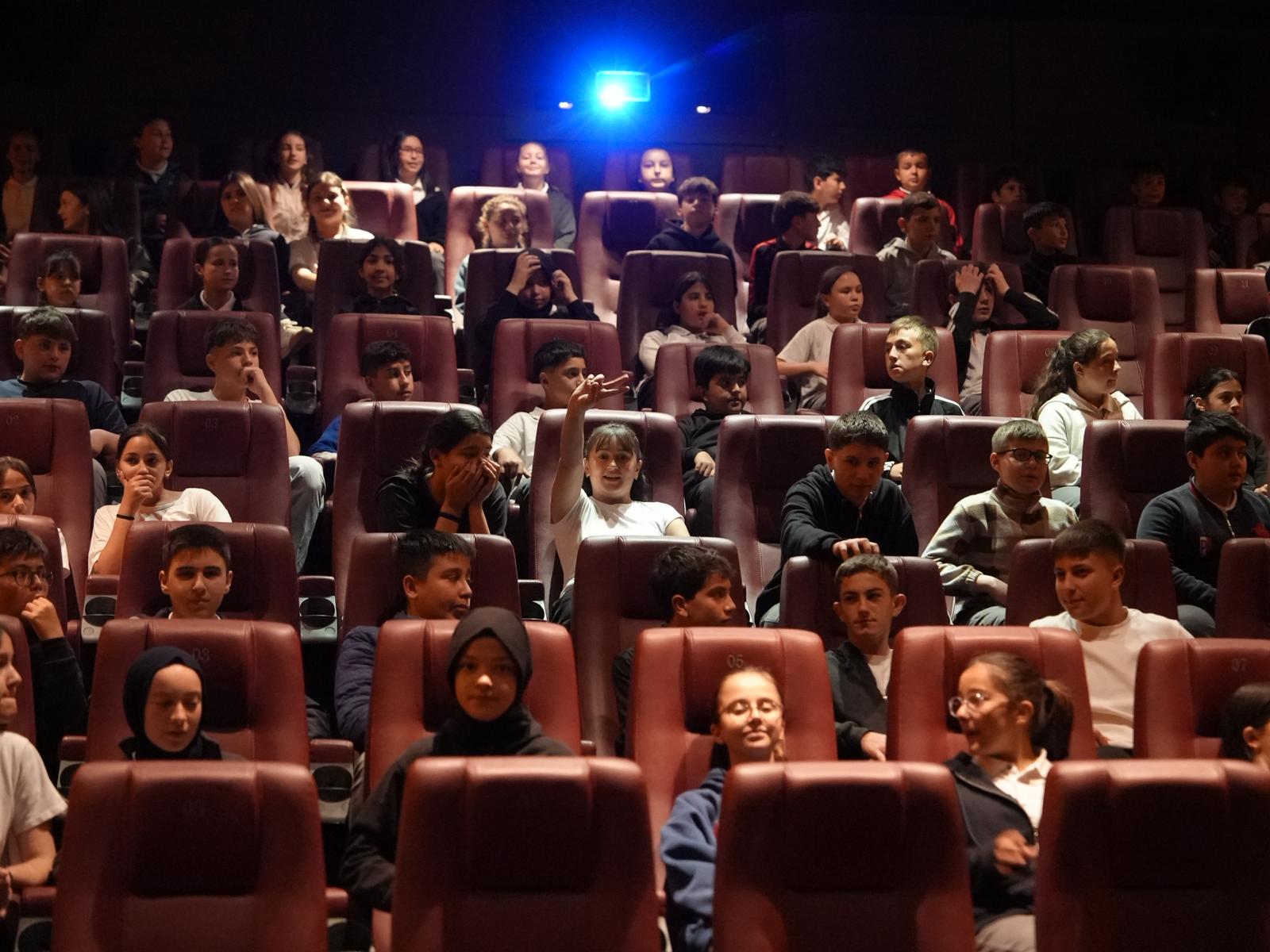 Düzce Belediyesi’nden Öğrencilere Yönelik Sinema Etkinliği Düzce Belediyesi Kültür, Sanat ve Sosyal İşler Müdürlüğü, Yenitaşköprü Ortaokulu