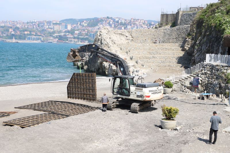 Kızlar Plajı’nda yaz sezonu öncesi hazırlık çalışmaları aralıksız sürdürülüyor. Fen