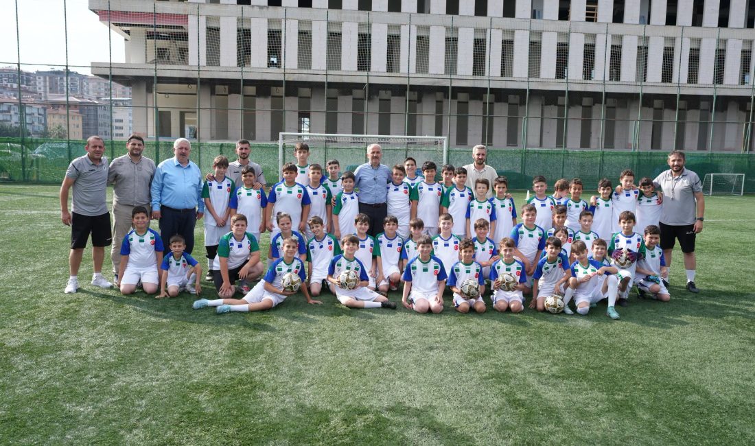 Başkan Rahmi Metin, Yaz Spor Okullarındaki Minik Sporcularla Buluştu Rize Belediye Başkanı Rahmi Metin, Başkan Yardımcısı Ahmet Murat Taviloğlu