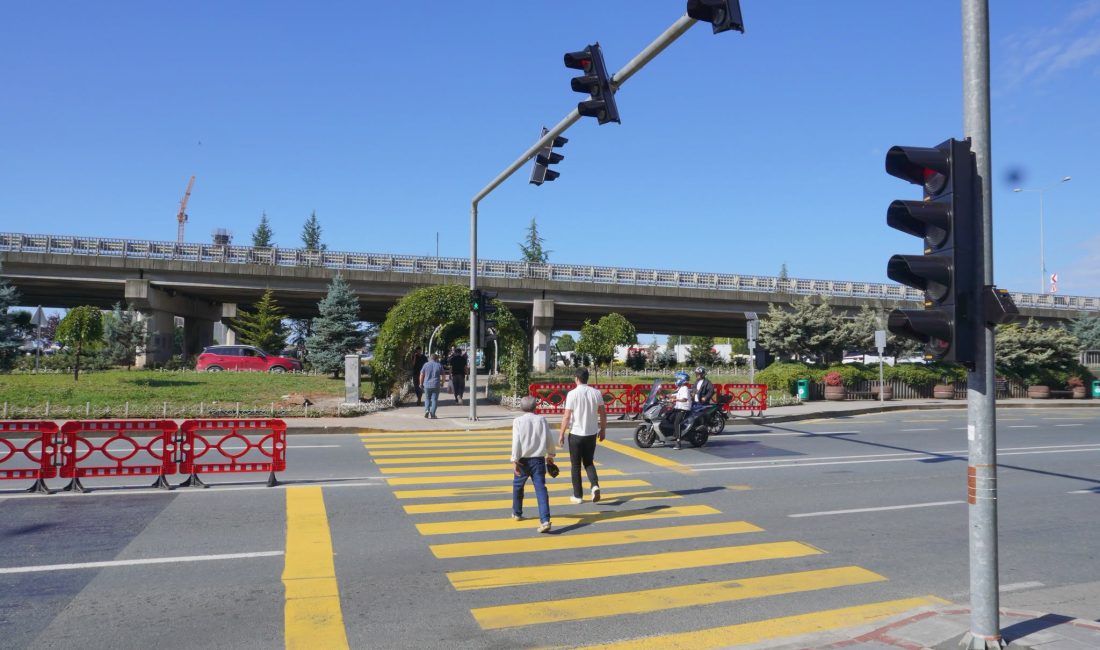 Rize Belediyesi tarafından Meteler Kavşağı’nda hizmete alınan yeni trafik sinyalizasyon