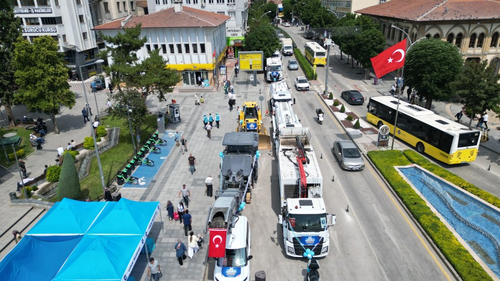 Çorum Belediyesi 13 Yeni Araç Ve İş Makinesini Hizmete Aldı Saat Kulesi önünde gerçekleştirilen törende, yaklaşık 83 milyon 45 bin