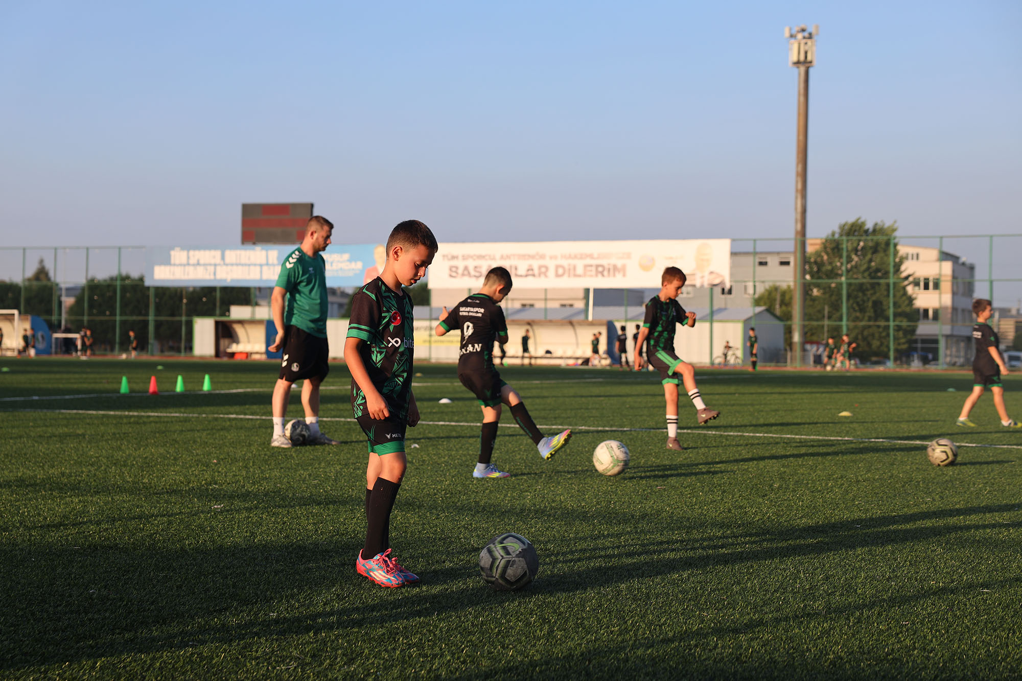 Yaz Spor Okulları’nda dolu dolu bir yaz Sakarya Büyükşehir Belediyesi ile Gençlik Spor İl Müdürlüğü ortaklığında gerçekleştirilen