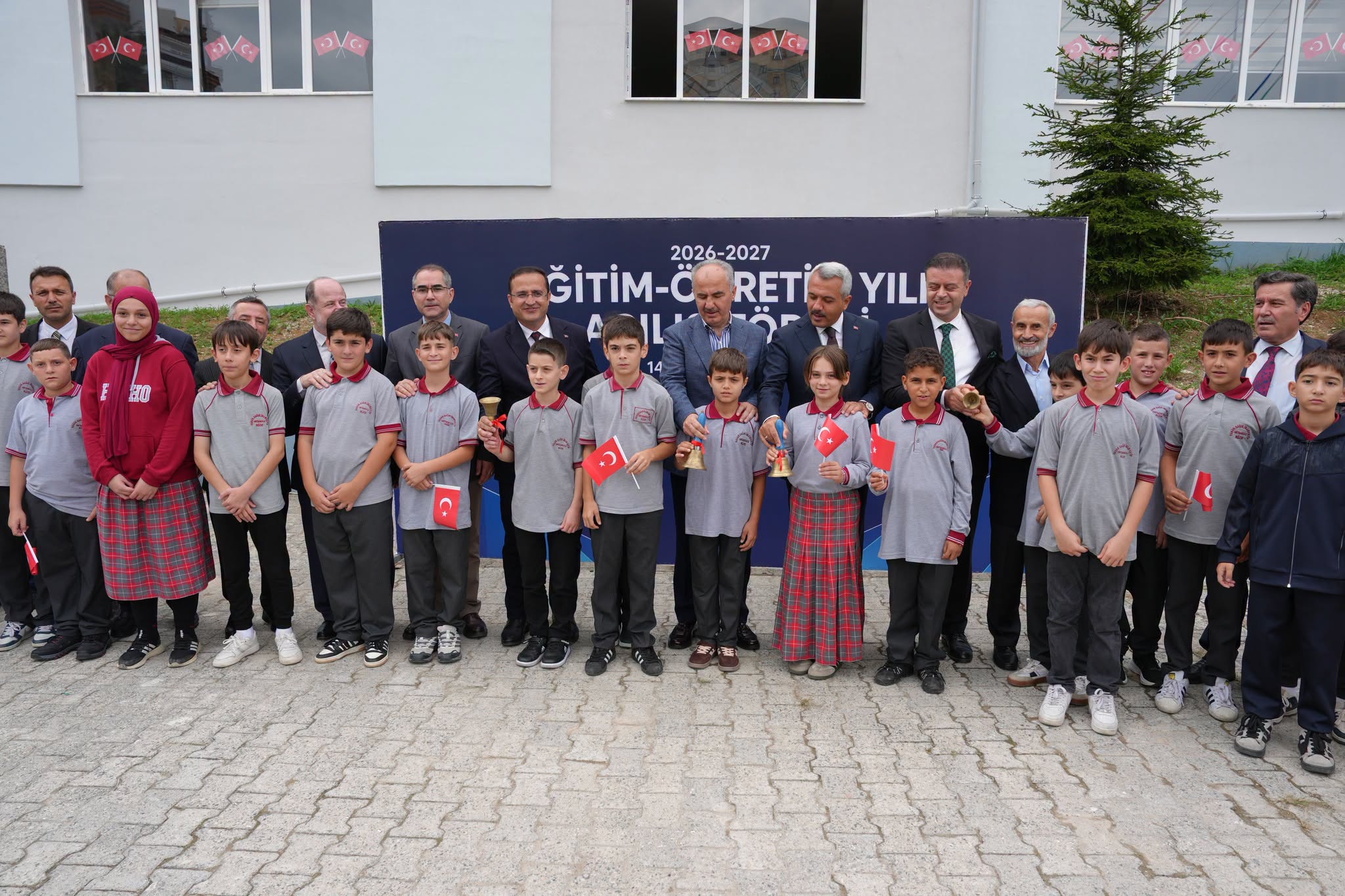 Rize’de 59 Bin Öğrenci İçin Ders Zili Çaldı Rize’de 2026-2027 eğitim öğretim yılının başlamasıyla birlikte kent genelindeki 335