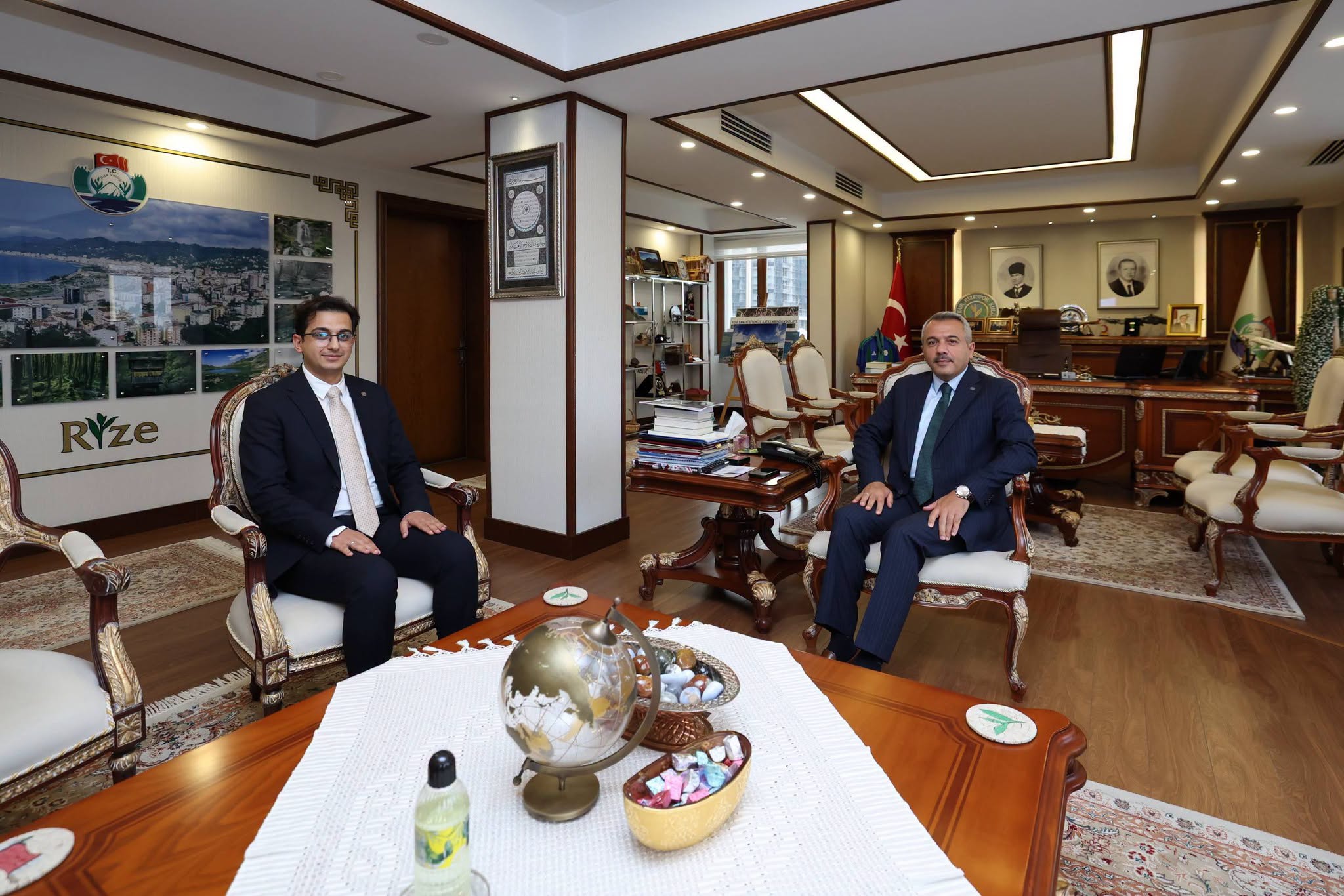 Rize Valisi Baydaş’tan Kaymakam Adayı Demir’e Anlamlı Takdir Rize Valiliği İl Planlama Uzman Yardımcısı olarak görev yaparken 115.