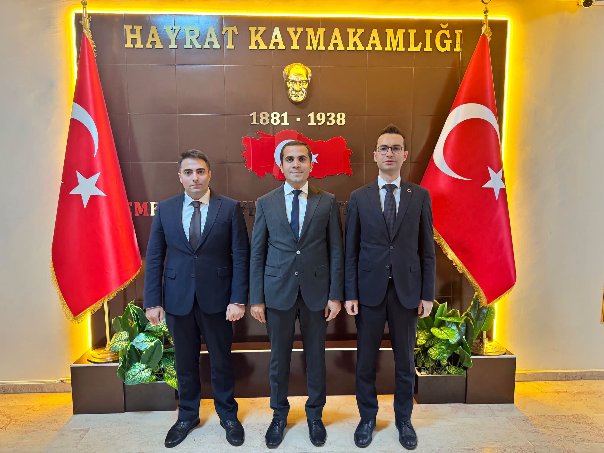 Hayrat’ta Kaymakamlar Arası Ziyaret Trabzon’un Hayrat ilçesinde kaymakamlar arasında gerçekleşen ziyaret kapsamında Çaykara Kaymakamı